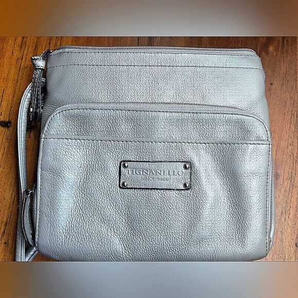 Tignanello Silver Pebbled Italian Leather Crossbody Bag In Excellent Condition. - Picture 3 of 15